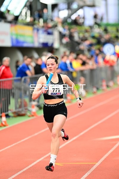 Athletin mit Startnummer 771 in Aktion