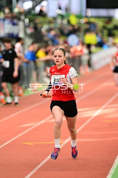 Läuferin mit Startnummer 318 in Aktion