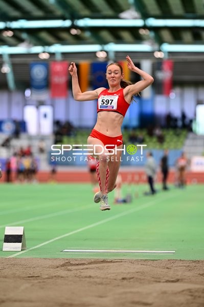 Athletin mit Nummer 597 beim Weitsprung