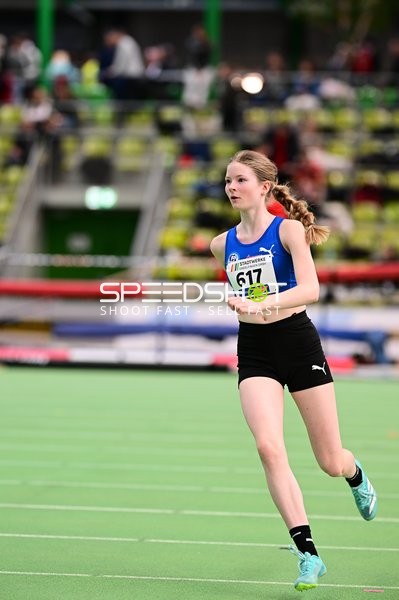 Leichtathletin mit Startnummer 617 in Aktion