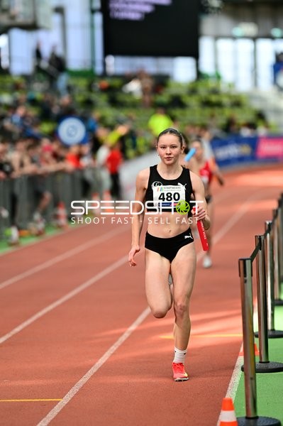 Athletin {480} mit Staffelstab