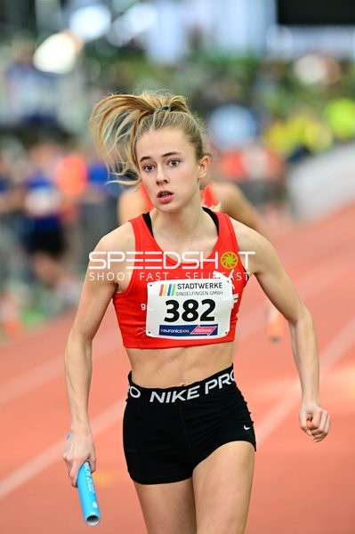 Athletin mit Startnummer 382 in Aktion