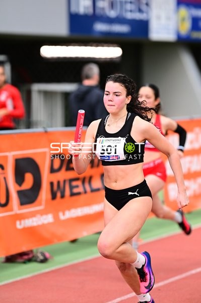 Athletin mit Staffelstab in Aktion