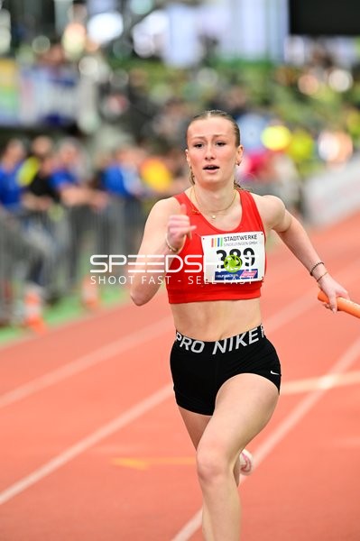 Athletin mit Startnummer 389 in Aktion