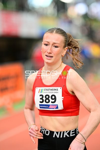 Athletin mit Startnummer 389 in Aktion