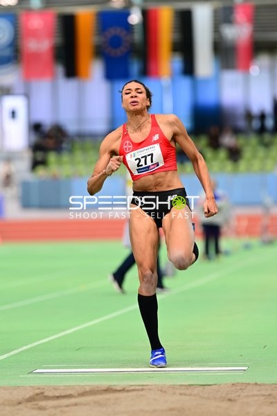 Athletin mit Nummer 277 im Weitsprung