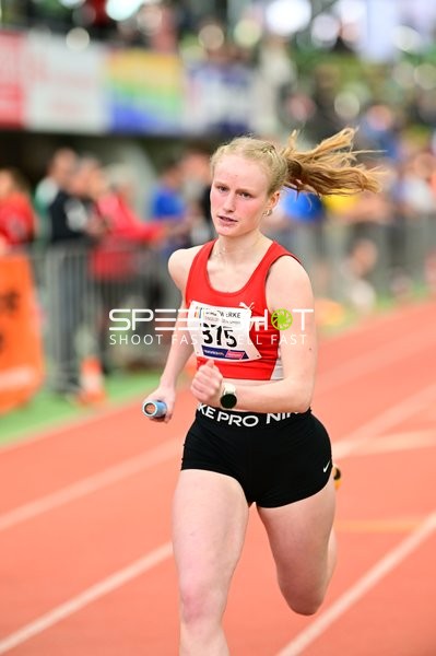 Athletin mit Startnummer 375 in Aktion