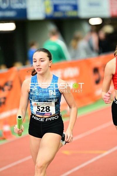 Athletin mit Staffelstab im Glaspalast