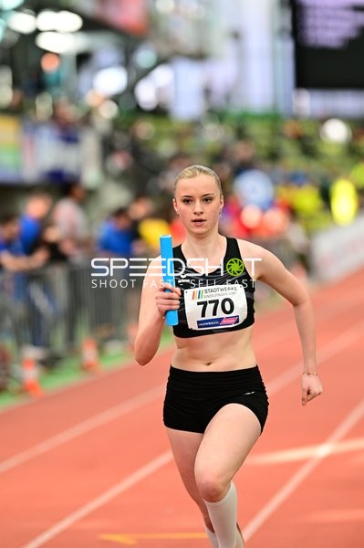 Athletin mit Staffelstab im Glaspalast