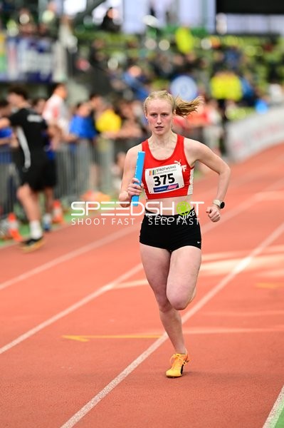 Athletin mit Nummer 375 in Aktion
