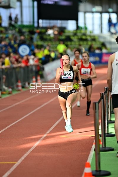 Athletin mit Startnummer 495 in Aktion