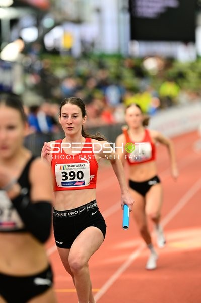 Athletin {390} mit Staffelstab