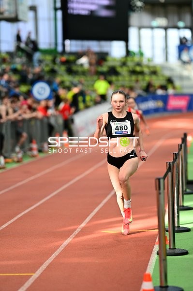 Athletin mit Startnummer 480 in Aktion
