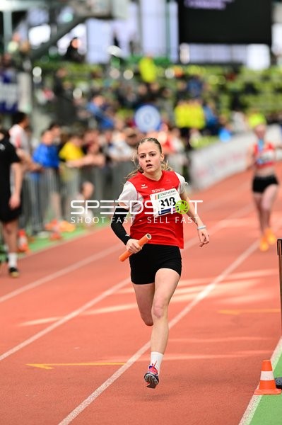 Athletin mit Startnummer 318 in Aktion