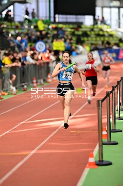 Leichtathletin mit Staffelstab in Aktion