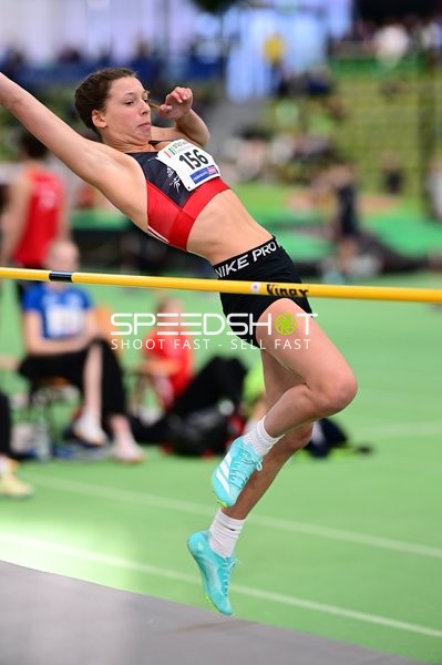 Athletin mit Nummer 156 beim Hochsprung