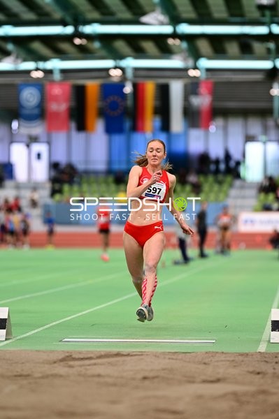 Athletin mit Nummer 597 beim Weitsprung