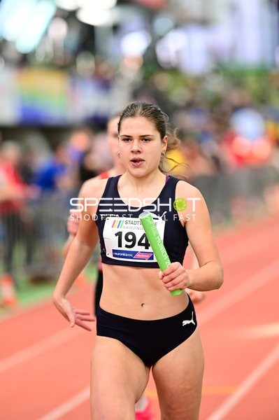 Athletin {194} mit Staffelstab