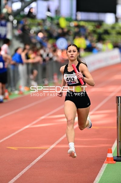 Athletin mit Staffelstab im Glaspalast
