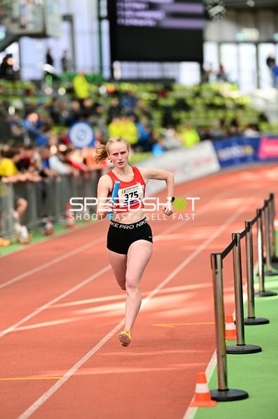 Athletin mit Staffelstab {375} in Aktion