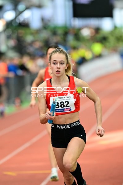 Athletin mit Startnummer 382 in Aktion