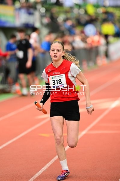 Läuferin mit Startnummer 318 in Aktion