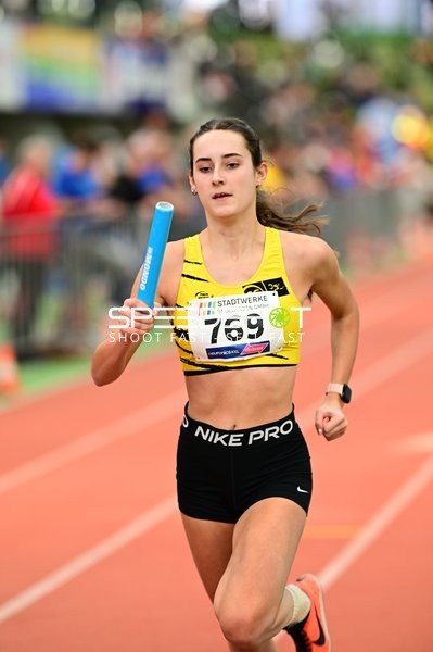 Athletin mit Startnummer 769 in Aktion