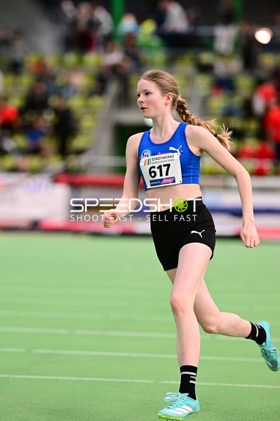 Athletin mit Startnummer 617 in Aktion