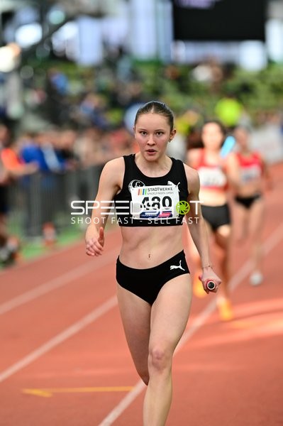 Athletin mit Startnummer 480 in Aktion