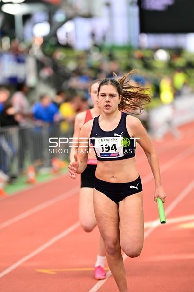 Leichtathletin mit Staffelstab