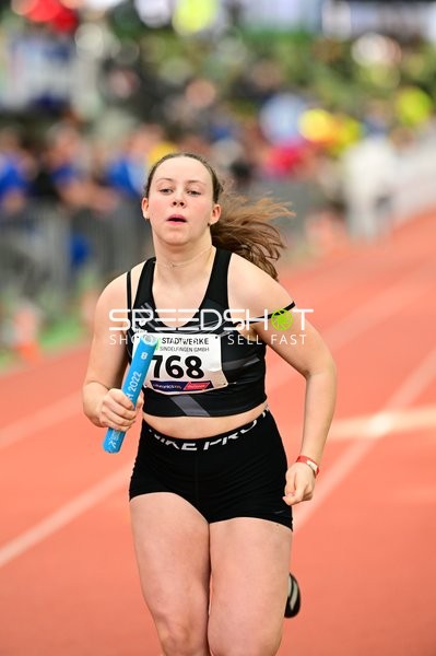 Athletin mit Startnummer 768 in Aktion