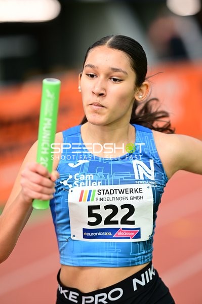 Athletin mit Startnummer 522 in Aktion