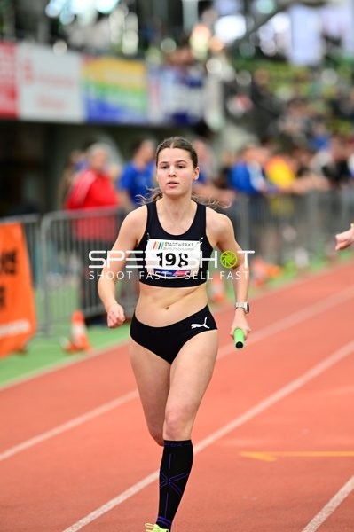 Athletin {198} mit Staffelstab