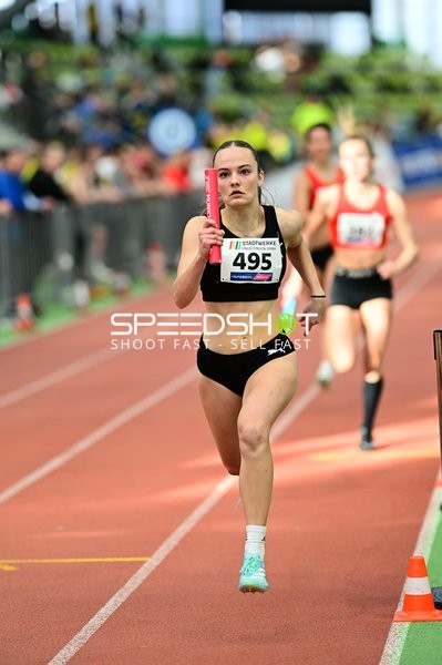 Athletin mit Startnummer 495 in Aktion