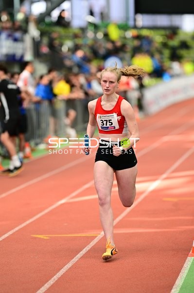 Athletin mit Staffelstab im Glaspalast