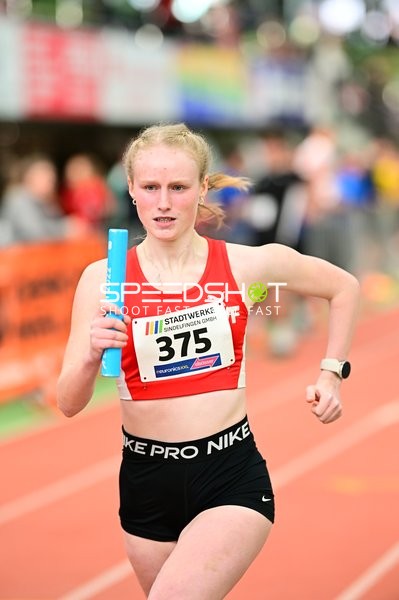 Athletin mit Startnummer 375 in Aktion