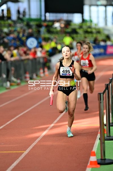 Athletin mit Startnummer 495 in Aktion