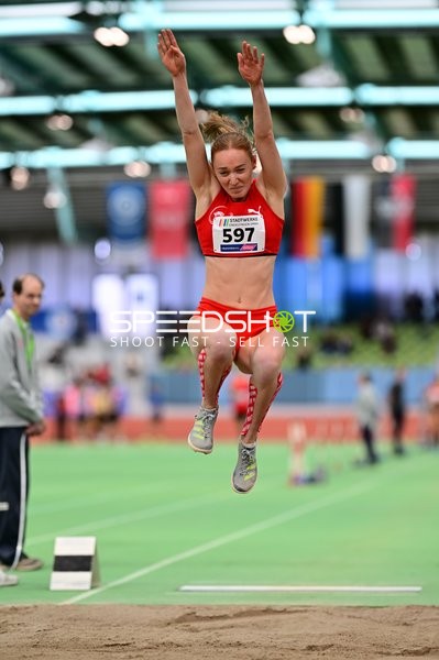 Athletin mit Nummer 597 beim Weitsprung
