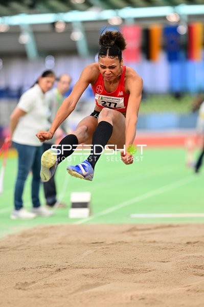 Athletin mit Startnummer 277 beim Weitsprung