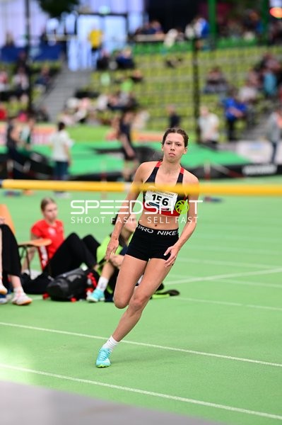 Athletin mit Startnummer 156 in Aktion