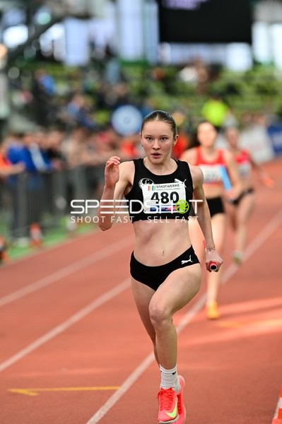 Athletin {480} mit Staffelstab