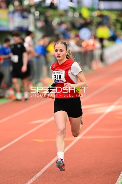 Athletin mit Startnummer 318 in Aktion