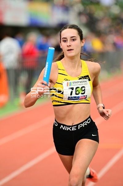 Athletin mit Staffelstab im Glaspalast