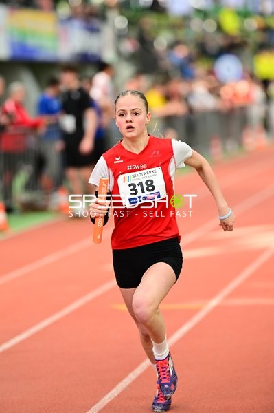 Athletin mit Startnummer 318 in Aktion