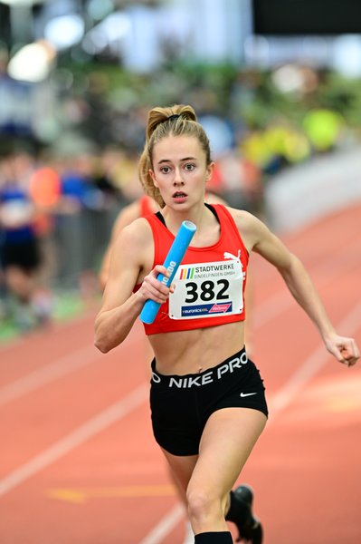 Leichtathletin mit Staffelstab