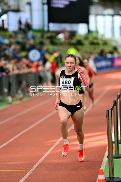 Athletin mit Startnummer 480 in Aktion