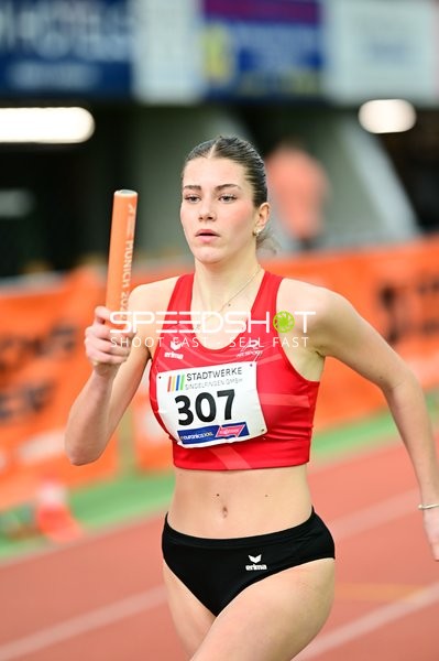Athletin mit Staffelstab {307} in Aktion
