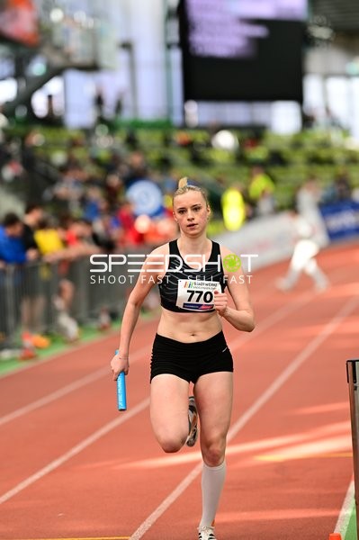 Athletin {null_770} mit Staffelstab