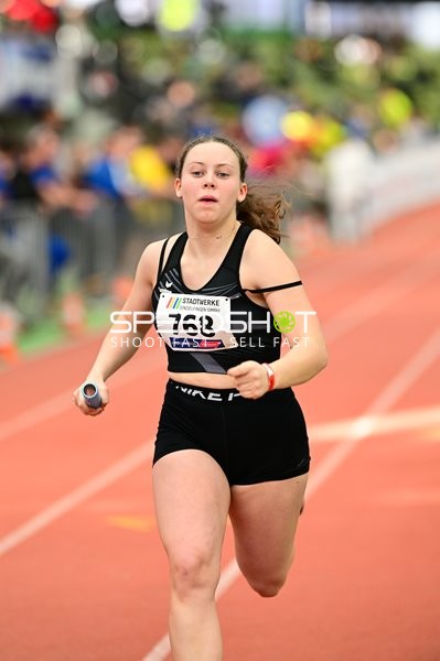 Athletin mit Startnummer 768 sprintet