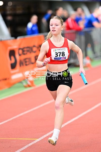 Athletin mit Staffelstab {378}